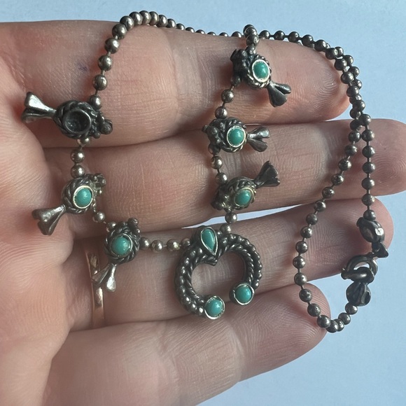 Vintage silver tone Squash blossom style necklace with turquoise color beads - Picture 4 of 13